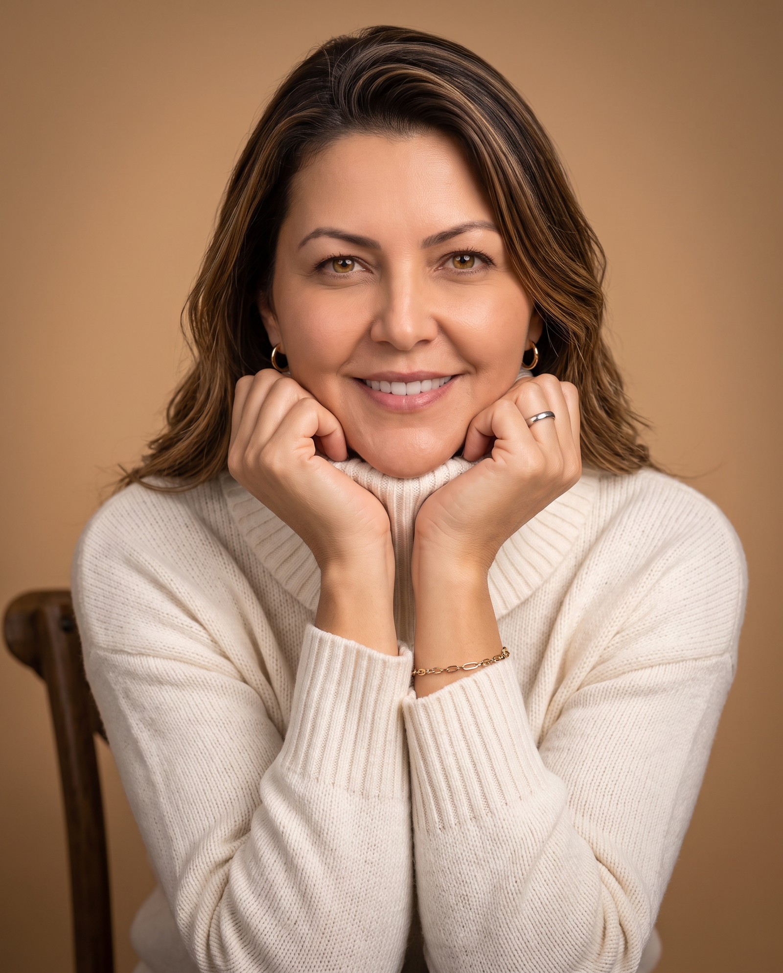 Retrato feminino em estúdio com gola alta creme