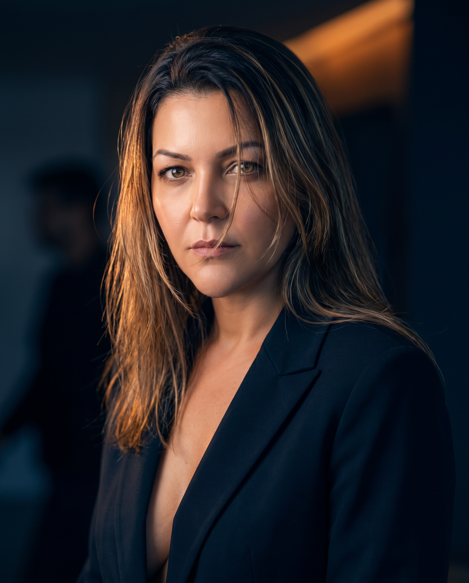 Retrato editorial feminino com blazer e luz dourada